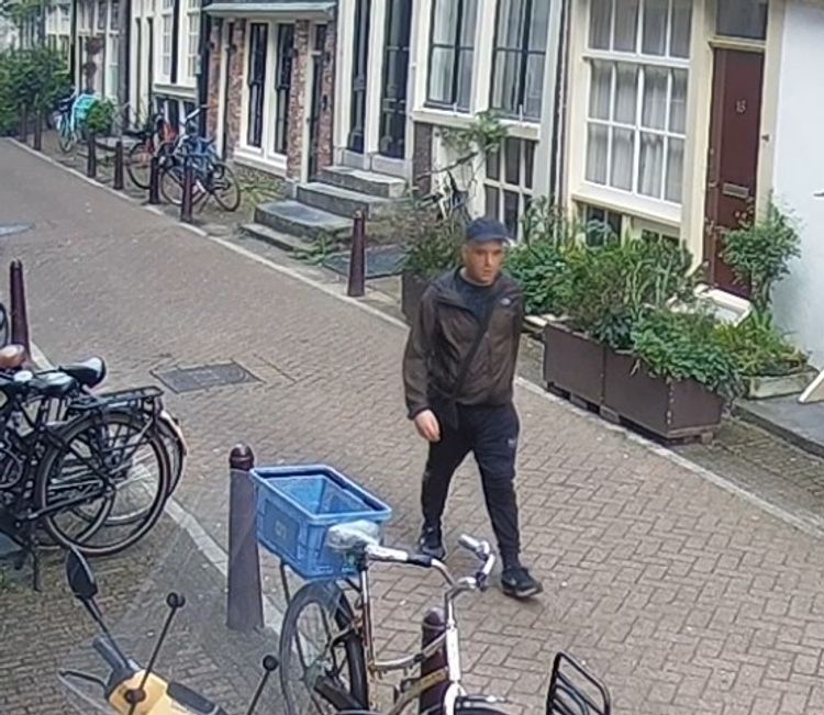 Amsterdam - Gezocht - Welke man vernielde op de Binnen Wieringenstraat opzettelijk een scooter?