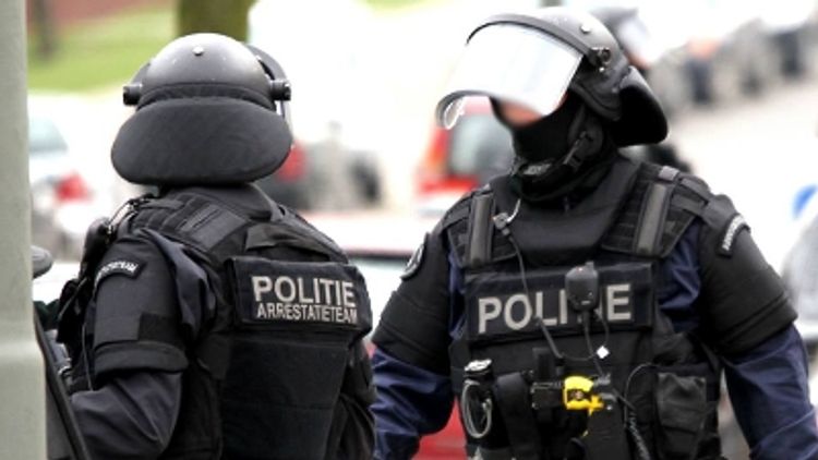 Arnhem - Man in auto getrokken, politie zoekt getuigen