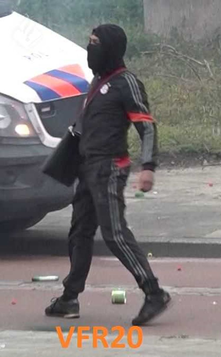 Rotterdam - Gezocht - Gezocht – verdachten van belagen politie bij Feyenoord training